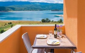 Rooms And Apartments Budisa
